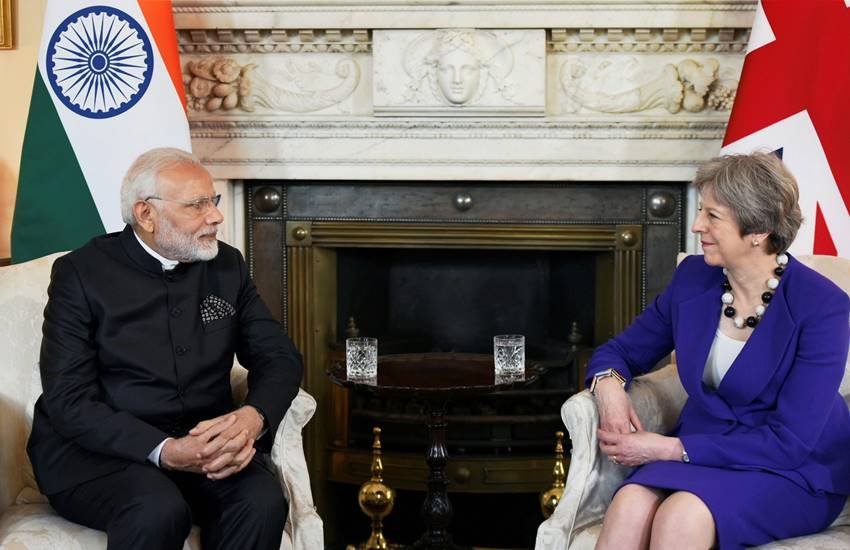 लंदन में बुधवार को दिपक्षीय मुलाकात के दौरान थेरेसा मे से बात करते नरेंद्र मोदी। 
