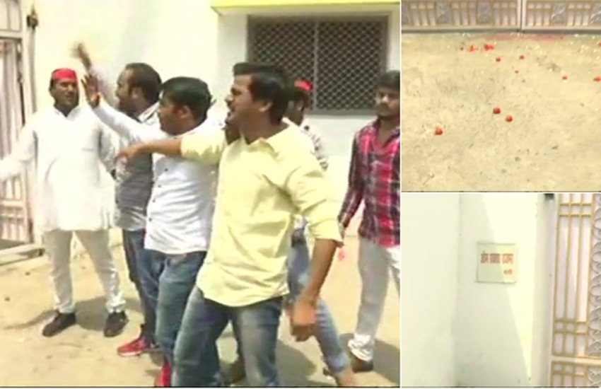 उत्तर प्रदेश के मंत्री ओम प्रकाश राजभर के आवास पर अंडे-टमाटर फेंकते सपा कार्यकर्ता। (फोटो-ANI)