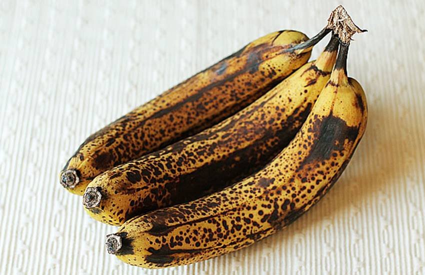 overripe banana, overripe banana in hindi, overripe banana uses in hindi, overripe banana benefits in hindi, are overripe bananas better for you in hindi, can overripe bananas be eaten in hindi, overripe banana nutrition in hindi, banana, health news in hindi, jansatta