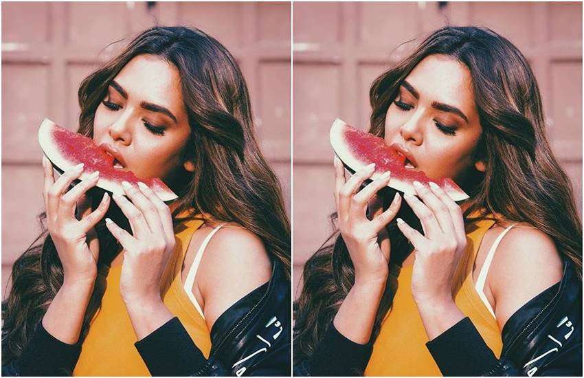 तरबूज खाते हुए ईशा गुप्ता 