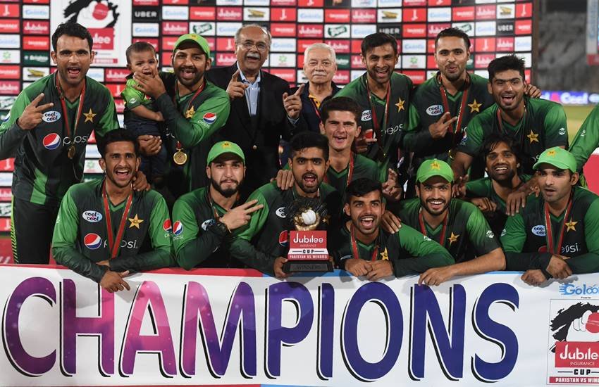 सीरीज जीतने के बाद पाकिस्तानी टीम। (Photo Courtesy: ICC)