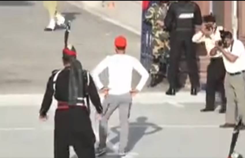 बाघा बॉर्डर पर फ्लैग मार्च के दौरान पाकिस्तानी क्रिकेट हसन अली। बाघा बॉर्डर पर फ्लैग मार्च के दौरान पाकिस्तानी क्रिकेट हसन अली।