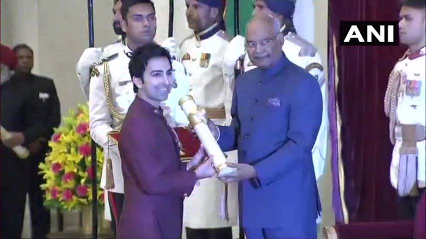 Mahendra Singh Dhoni, Batsman, Former Captain, India, Padma Bhushan, Award, Felitication, Ramnath Kovind, President of India, Rahtrapati Bhawan, New Delhi, Event Same Day, ICC World Cup 2011, World Champion 2011, Winner, India, Srilanka, Final, ICC World Cup Final, Wankhede Stadium, Mumbai, Maharashtra, Cricket News, Sports News, Pankaj Advani, Pankaj Advani padma award, Billiards player pankaj advani, Billiards player