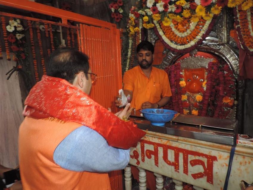मंदिर में उन्होंने पूजा अर्चना की और प्रसाद भी चढ़ाया। मोहसिन रजा बजरंगबली का भोग भी लगाते दिखे।