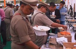 राष्ट्रगान के बीच खाना खाते नजर आए वरिष्ठ पुलिस अधिकारी, VIDEO हुआ वायरल