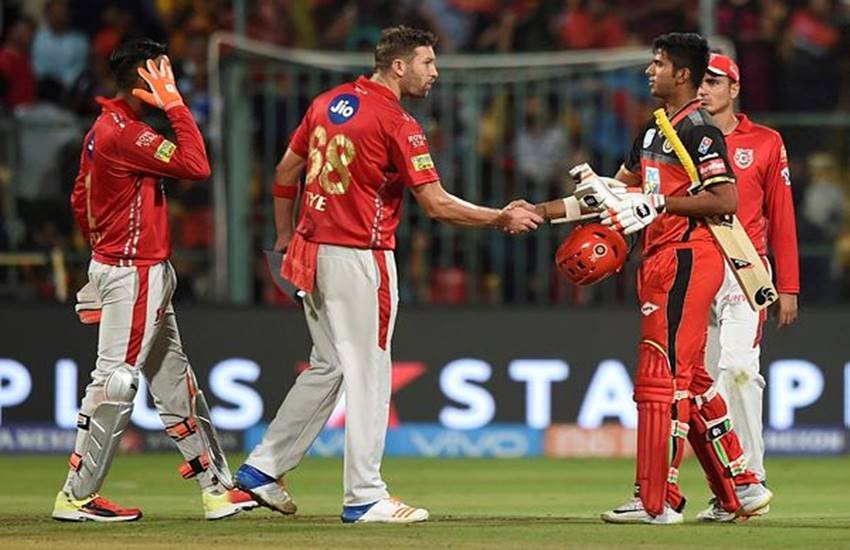 मैच जीतने के बाद हाथ मिलाते खिलाड़ी। (फोटो सोर्स0- पीटीआई)