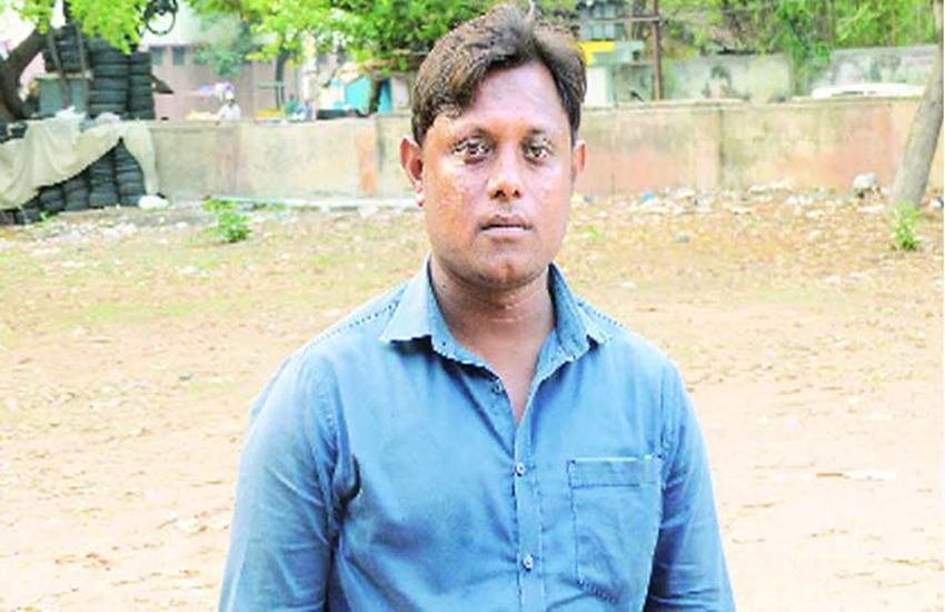 मक्‍का मस्जिद धमाके में रियाज खान के पिता की मौत हो गई थी। (फोटो सोर्स: इंडियन एक्‍सप्रेस)