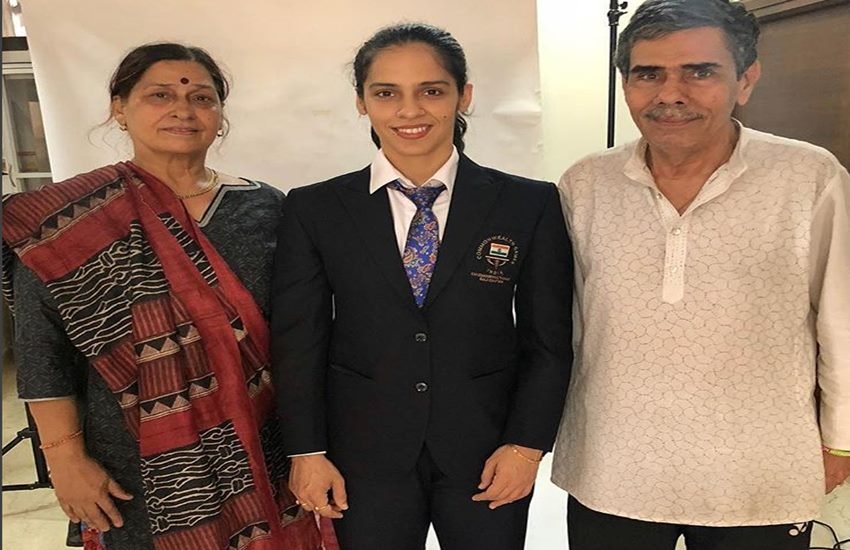 भारतीय ओलंपिक संघ (आईओए) महिला बैडमिंटन खिलाड़ी सायना नेहवाल के पिता को खेल गांव में प्रवेश देने पर सहमत हो गया है।