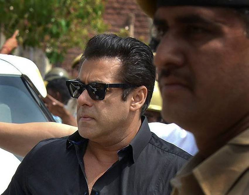 Salman Khan, Salman Khan in court, Salman Khan court, Salman Khan court pics, Salman Khan court photos, Salman Khan at jodhpur, Jodhpur Court, Jodhpur Court and salman, Jodhpur Court pics, Jodhpur Court photos, Shera, Shera pics, Shera photos, bodyguard, bodyguard of salman, salman bodyguard, bodyguard of salman khan, Black Shirt, Black Shirt of salman, salman in Black Shirt, photo gallery