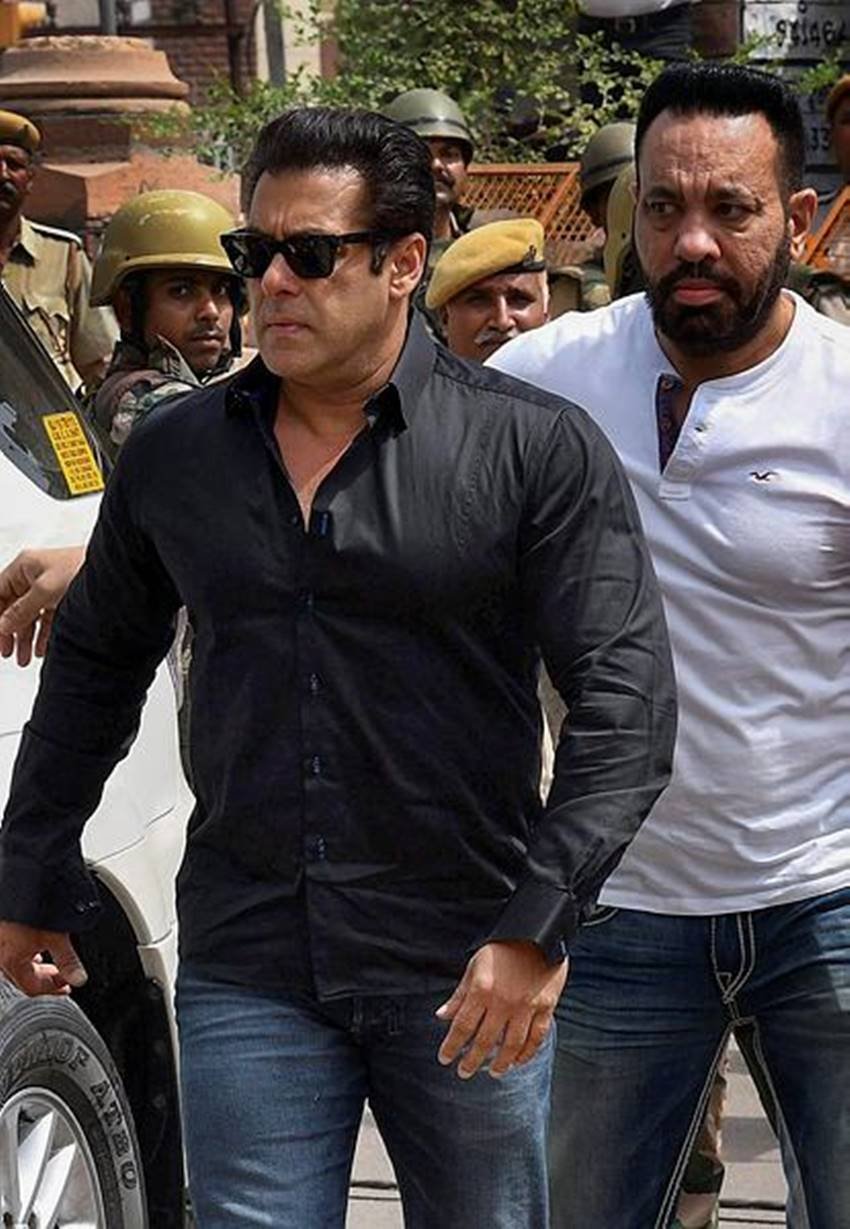 Salman Khan, Salman Khan in court, Salman Khan court, Salman Khan court pics, Salman Khan court photos, Salman Khan at jodhpur, Jodhpur Court, Jodhpur Court and salman, Jodhpur Court pics, Jodhpur Court photos, Shera, Shera pics, Shera photos, bodyguard, bodyguard of salman, salman bodyguard, bodyguard of salman khan, Black Shirt, Black Shirt of salman, salman in Black Shirt, photo gallery