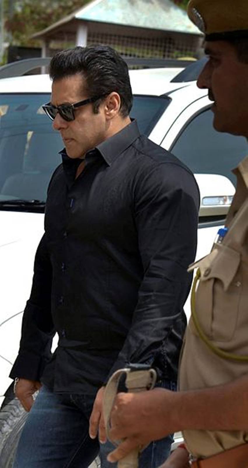 Salman Khan, Salman Khan in court, Salman Khan court, Salman Khan court pics, Salman Khan court photos, Salman Khan at jodhpur, Jodhpur Court, Jodhpur Court and salman, Jodhpur Court pics, Jodhpur Court photos, Shera, Shera pics, Shera photos, bodyguard, bodyguard of salman, salman bodyguard, bodyguard of salman khan, Black Shirt, Black Shirt of salman, salman in Black Shirt, photo gallery