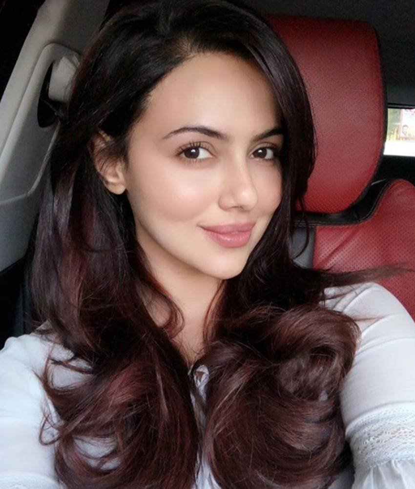 sana khan, sana khan beauty tips, sana khan makeup, sana khan makeup tips, sana khan beauty tips in hindi, beauty tips in hindi, beauty tips, sana khan makeup tips in hindi, sana khan makeup haircut, sana khan haircut, sana khan haircut style, sana khan haircut name, sana khan skin tips, skin tips in hindi