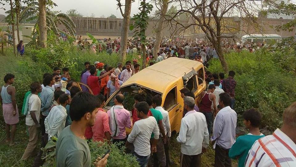 मानव रहित एक रेलवे क्रॉसिंग पर एक स्कूल वैन के ट्रेन से टकरा जाने से 13 बच्चों की मौत हो के बाद रेलवे का फैसला। 
 (Photo- PTI)