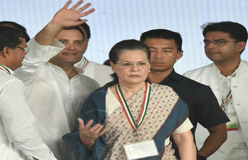 कांग्रेस की पूर्व अध्यक्ष सोनिया गांधी ने पार्टी की जन आक्रोश रैली में केंद्र की नरेंद्र मोदी सरकार पर जमकर हमला बोला और कहा कि ये सरकार सभी मोर्चों पर फेल रही है।(फोटो-PTI)