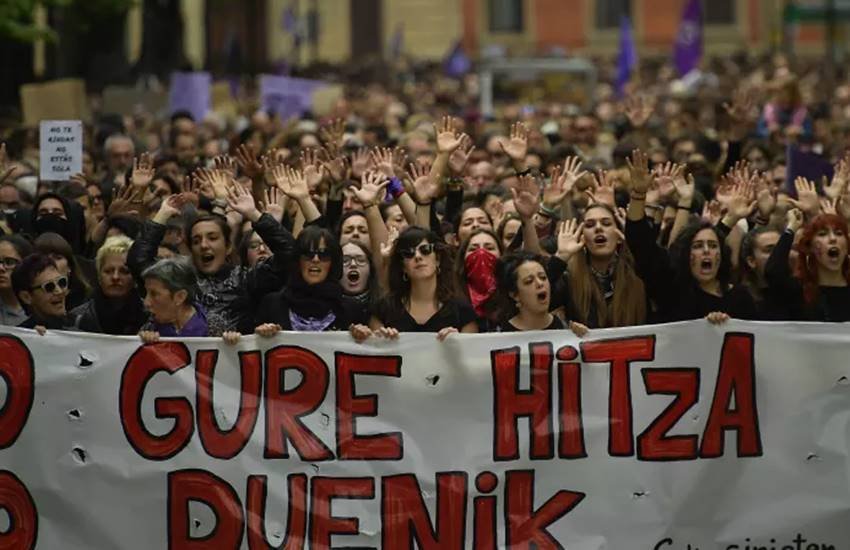 पीड़िता के पक्ष में मैड्रिड, बार्सिलोना, सेविल और एलिकांटे समेत दर्जनों शहरों में हजारों लोग प्रदर्शन करने सड़कों पर निकले।(फोटो सोर्स- सोशल मीडिया)