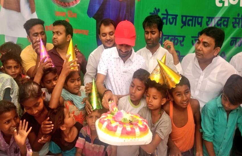 पटना में दलित बच्चों संग जन्मदिन का केक काटते तेज प्रताप यादव। (फोटो- ट्विटर)