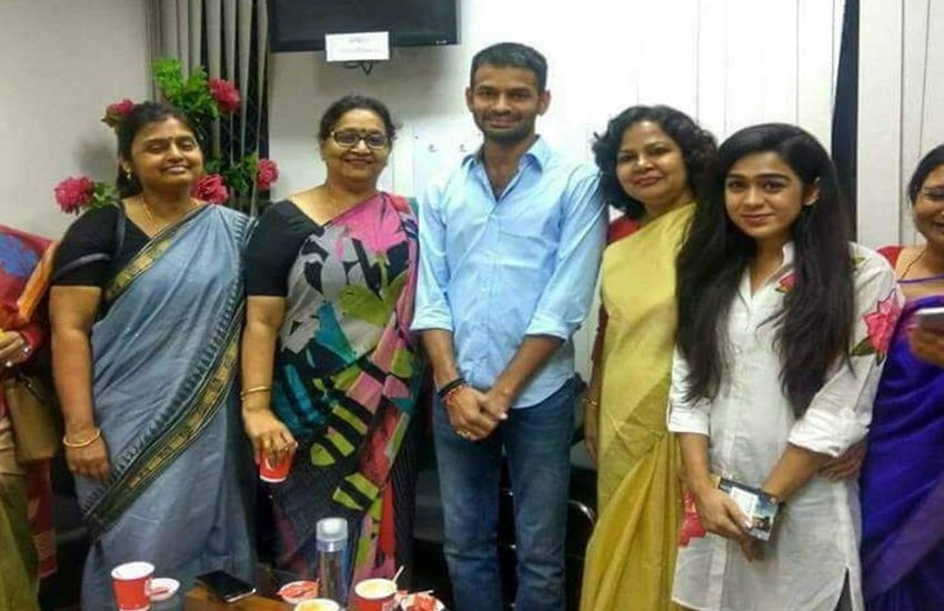 सोशल मीडिया पर तेज प्रताप की एक तस्वीर वायरल हो रही है, जिसमें वो होने वाली दुल्हन ऐश्वर्या राय के साथ नजर आ रहे हैं। सोशल मीडिया पर तेज प्रताप की एक तस्वीर वायरल हो रही है, जिसमें वो होने वाली दुल्हन ऐश्वर्या राय के साथ नजर आ रहे हैं।