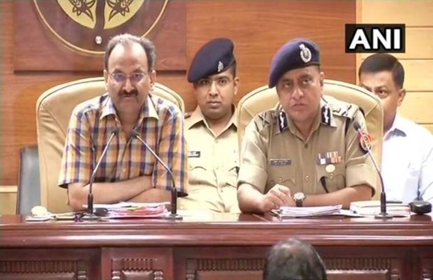 उन्नाव केस के बारे में जानकारी देते प्रमुख सचिव गृह अरविंद कुमार और डीजीपी ओपी सिंह उन्नाव केस के बारे में जानकारी देते प्रमुख सचिव गृह अरविंद कुमार और डीजीपी ओपी सिंह