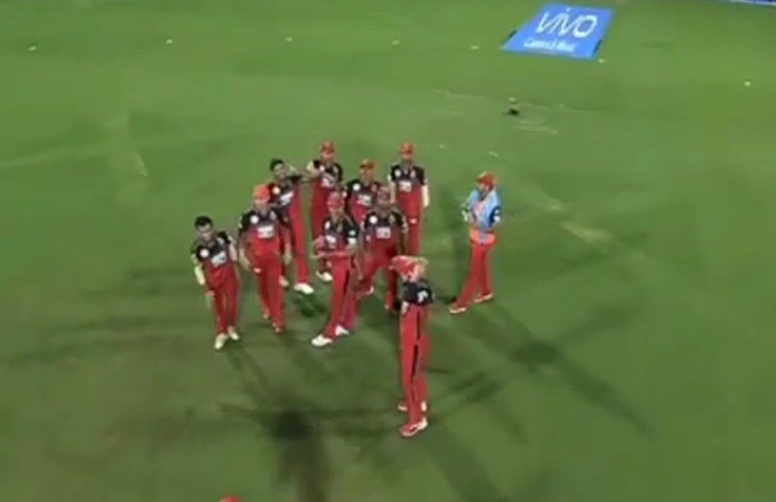 साथी खिलाड़ी द्वारा स्पाइडरकैम पर बॉल दे मारने के बाद सिर पकड़े आरसीबी के कप्तान विराट कोहली। (फोटो सोर्स: इंस्टाग्राम वीडिया ग्रैब)