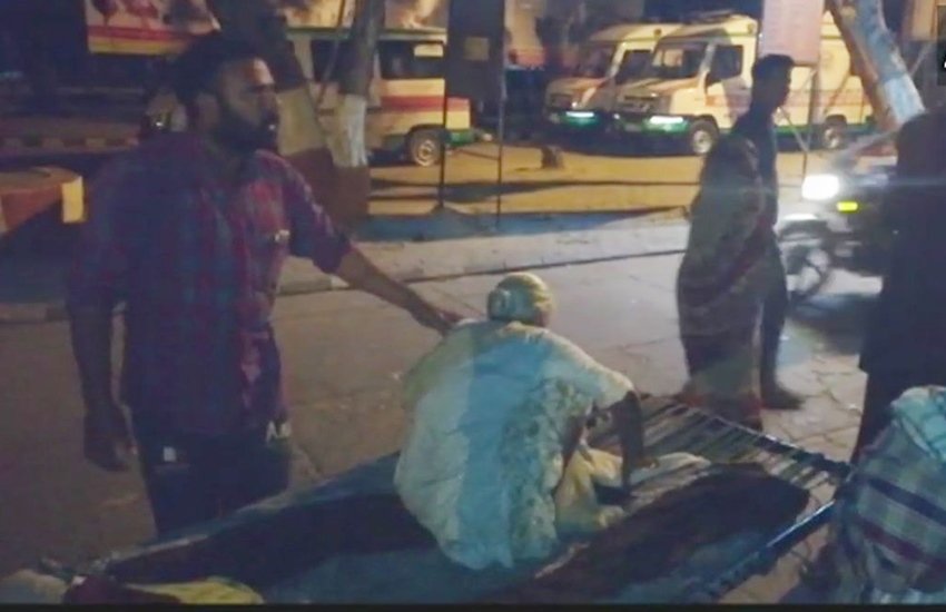 70 साल की बुजुर्ग को खाट पर लाया गया अस्पताल (फोटो सोर्स- एएनआई ट्विटर) 70 साल की बुजुर्ग को खाट पर लाया गया अस्पताल (फोटो सोर्स- एएनआई ट्विटर)