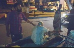 यूपी: 70 साल की बुजर्ग को खाट पर लाना पड़ा अस्पताल, 108 एम्बुलेंस का ड्राइवर बोला- गाड़ी में तेल नहीं है