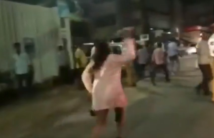 महिला ने मचाया हंगामा (फोटो सोर्स- वीडियो स्क्रीनशॉट, एएनआई ट्विटर)