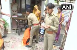 यूपी: सीएम आवास के बाहर महिला ने की आत्‍महत्‍या की कोशिश, बोली-BJP विधायक ने किया बलात्कार