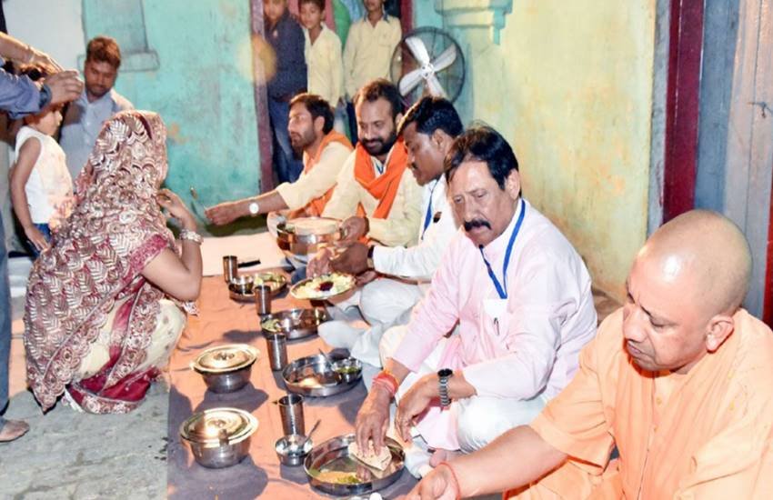 अमरोहा में दलित के घर खाना खाने के लिए नए बर्तन मंगवाए गए।
Source -Twitter अमरोहा में दलित के घर खाना खाने के लिए नए बर्तन मंगवाए गए।
Source -Twitter