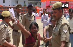 VIDEO: योगी से बीजेपी विधायक की शिकायत करने पहुंची महिला, धकियाकर ले गए पुलिसवाले