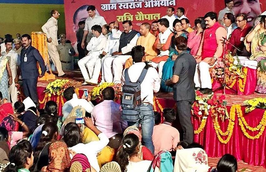 ग्राम स्वराज अभियान के तहत कल जनपद प्रतापगढ़ के ग्राम कंधई मधुपुर में आयोजित ‘रात्रि चैपाल’ कार्यक्रम में योगी 