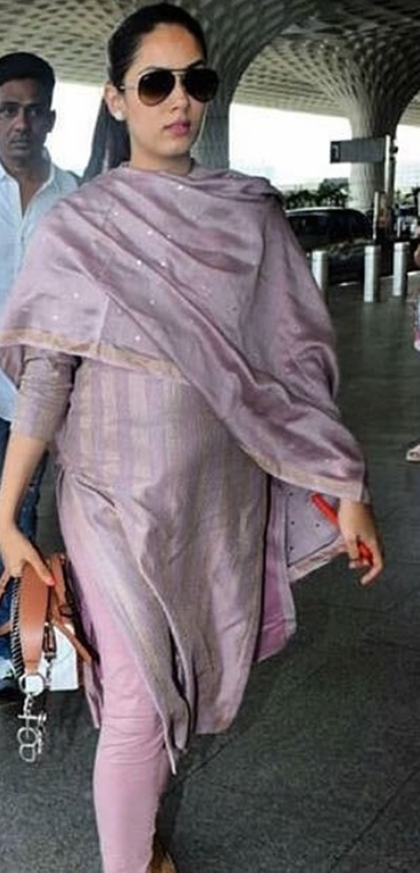 shahid mira, shahid kapoor and mira kapoor, shahid mira seen in airport, mira captured with baby bump, see pictures of shahid mira cute couple, entertainment news. bollywood news, television news, entertainment news. bollywood news, television news, entertainment news. bollywood news, television news, entertainment news. bollywood news, television news