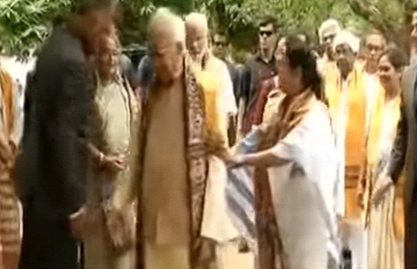 राज्यपाल केशरी नाथ त्रिपाठी को किनारे हटातीं ममता बनर्जी। फोटो- स्क्रीनशॉट