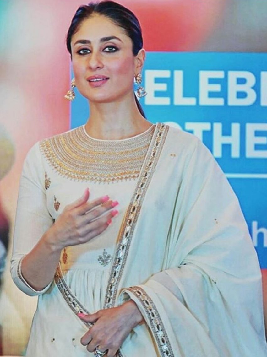 kareena kapoor, kareena kapoor khan, kareena kapoor in an event, kareena kapoor in Delhi, kareena kapoor reached with awesome off white sharara, kareena in nawabi style, see kareena kapoors pictures, entertainment news, bollywood news, television news, entertainment news, bollywood news, television news