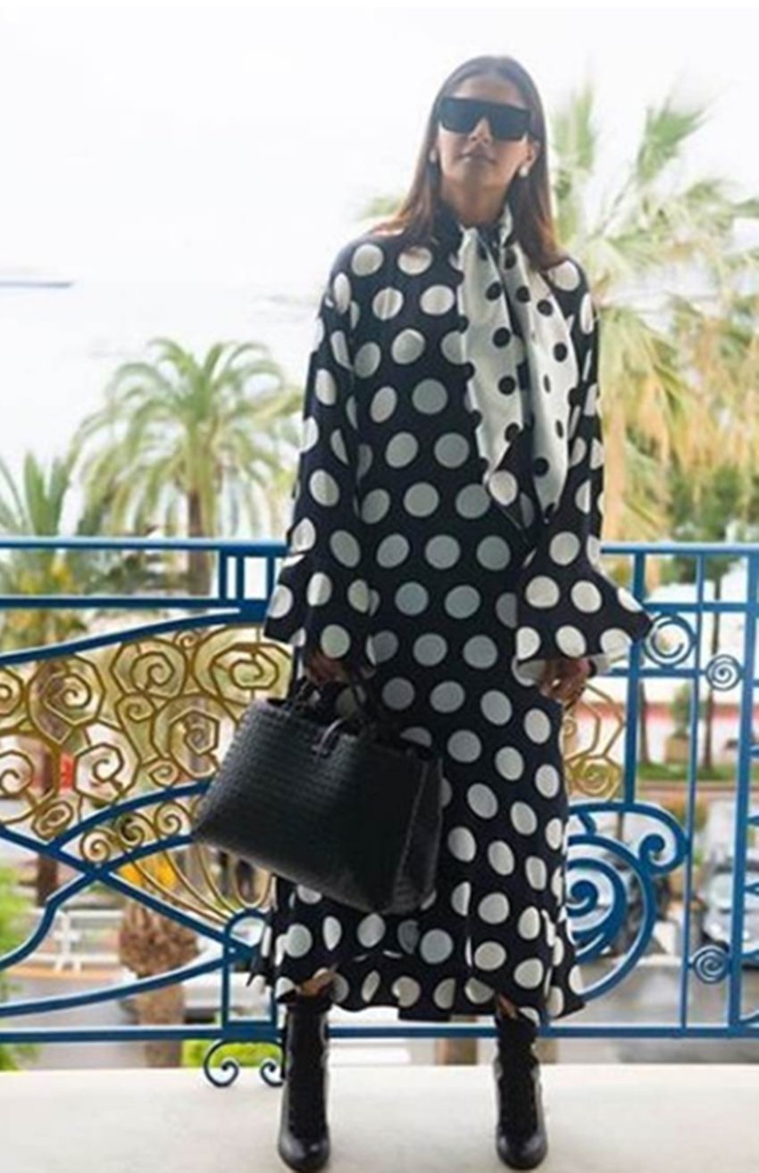 cannes 2018: sonam kapoor, sonam kapoor reaches at red carpet of cannes, sonam in cannes 2018, sonam looks bride with mehandi at cannes, sonam with mehandi on her hands, sonam wore cream eligent lehanga, see pictures of sonam kapoor in cannes film festival, sonam kapoor at cannes film festival, entertainment news, bollywood news, television news