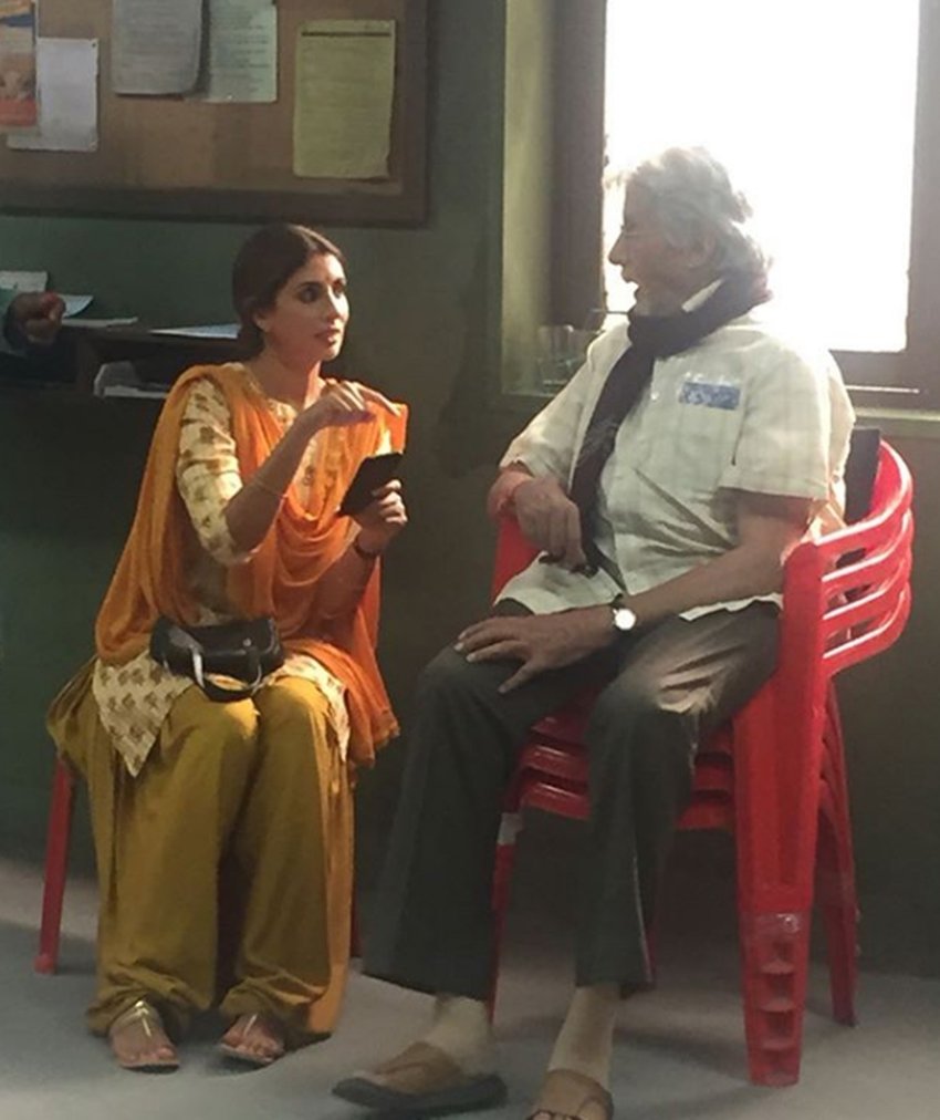 amitabh bachchan, amitabh with shweta bahchchan, shweta nanda, amitabh supporting daughter shweta, shweta bachchan debute in acting, entertainment news. bollywood news, television news, entertainment news. bollywood news, television news