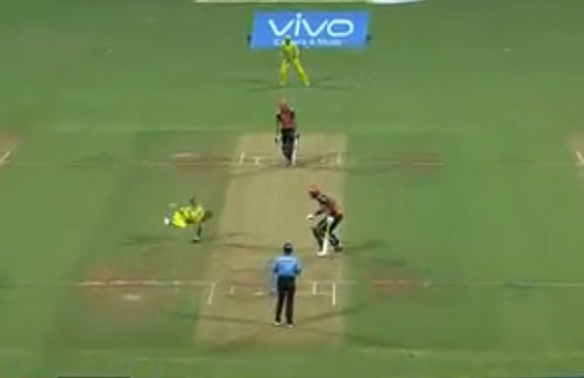 यूसुफ पठान का कैच पकड़ते ड्वेन ब्रावो।