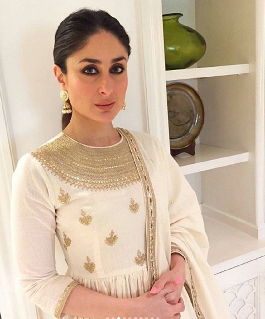 kareena kapoor, kareena kapoor khan, kareena kapoor in an event, kareena kapoor in Delhi, kareena kapoor reached with awesome off white sharara, kareena in nawabi style, see kareena kapoors pictures, entertainment news, bollywood news, television news, entertainment news, bollywood news, television news