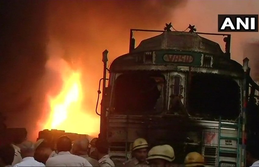 मालवीय नगर के गोदाम में लगी भीषण आग की तस्वीर।