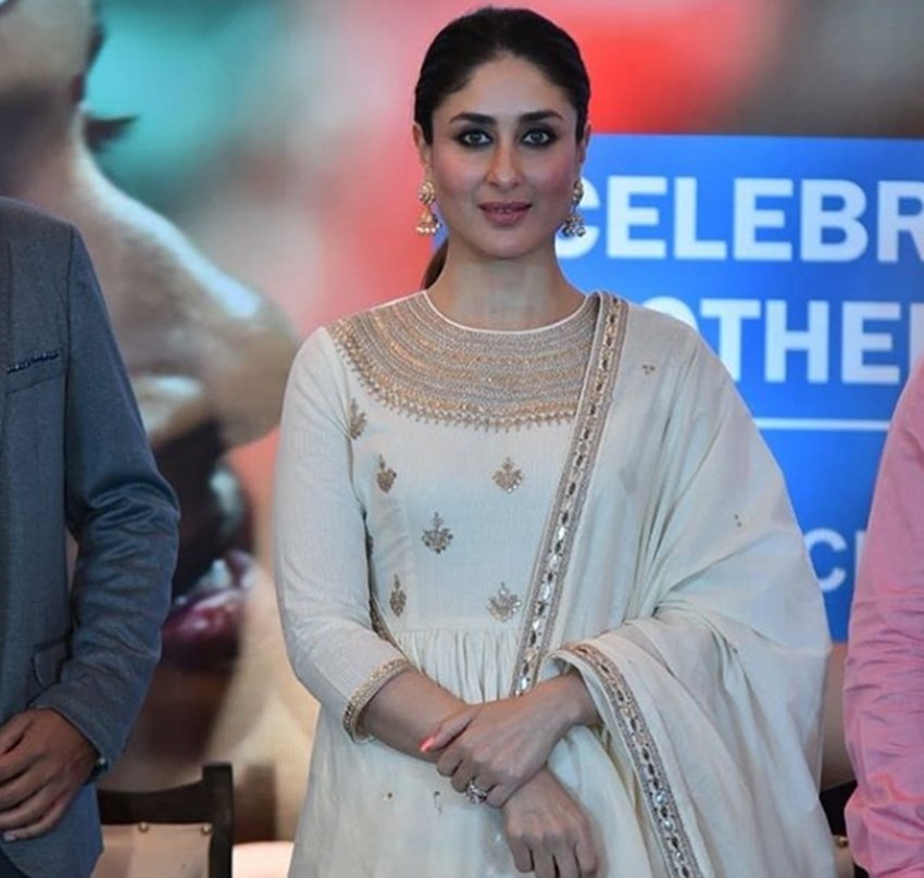 kareena kapoor, kareena kapoor khan, kareena kapoor in an event, kareena kapoor in Delhi, kareena kapoor reached with awesome off white sharara, kareena in nawabi style, see kareena kapoors pictures, entertainment news, bollywood news, television news, entertainment news, bollywood news, television news