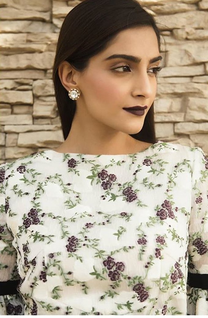 Sonam kapoor, sonam on veere di wedding promotion, sonam kapoor reached with semi retro look, here is pictures of mrs sonam kapoor ahuja, bollywood news, television news, entertainment news. bollywood news, television news, entertainment news. bollywood news, television news