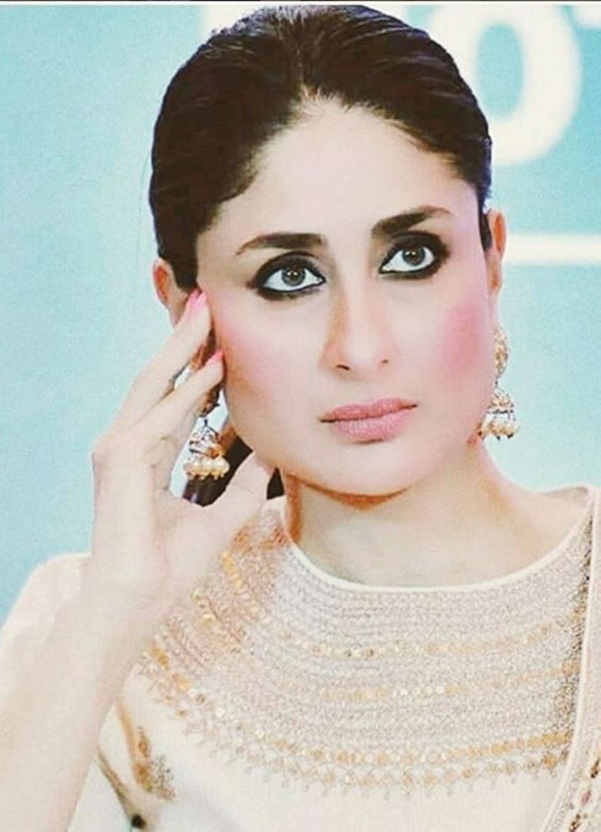 kareena kapoor, kareena kapoor khan, kareena kapoor in an event, kareena kapoor in Delhi, kareena kapoor reached with awesome off white sharara, kareena in nawabi style, see kareena kapoors pictures, entertainment news, bollywood news, television news, entertainment news, bollywood news, television news