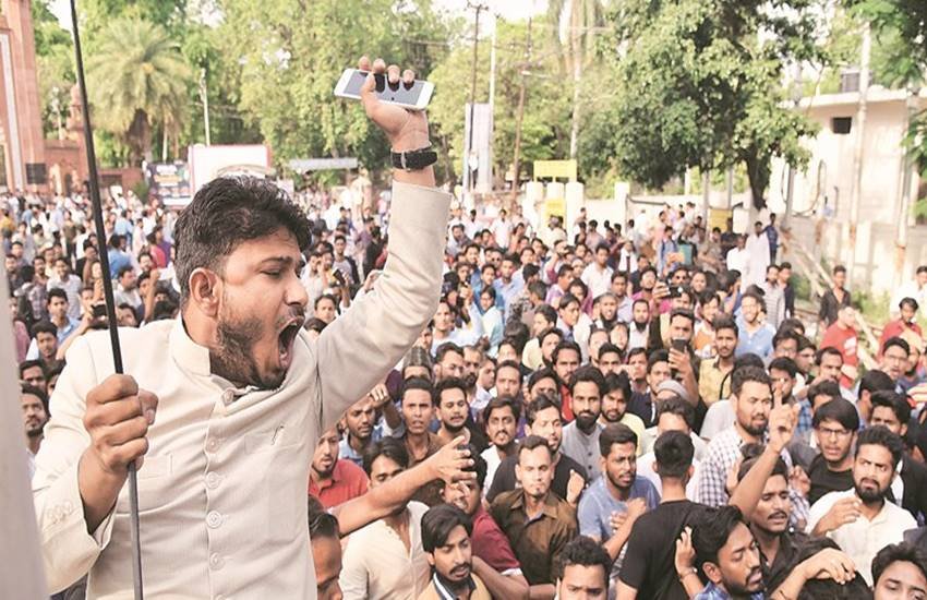 एएमयू में हुए बवाल में घायल छात्र। (फोटो सोर्स: टि्वटर)