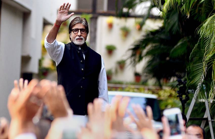 मुंबई में अपने आवास के बाहर प्रशंसकों का अभिवादन स्‍वीकार करते 'सदी के महानायक' अमिताभ बच्‍चन। (Photo: PTI)