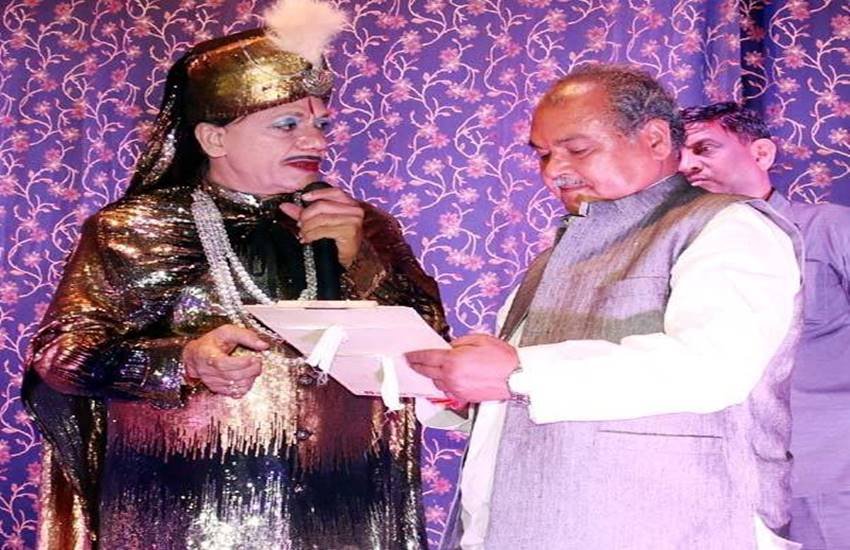 मध्‍य प्रदेश के वरिष्‍ठ भाजपा नेता और केन्‍द्रीय मंत्री नरेंद्र सिंह तोमर के साथ जादूगर आनंद। फोटो- Facebook 