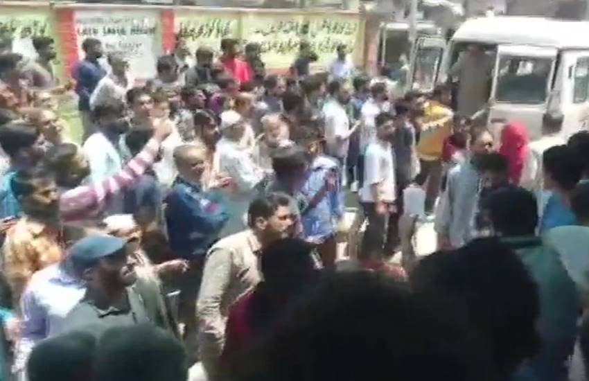 हमले में घायल हुए लोगों को एंबुलेस से अस्पताल ले जाया गया। (फोटोः ANI)