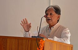 लाल बहादुर शास्‍त्री के बेटे ने कहा- नरेंद्र मोदी से मेरे पिता की तुलना ठीक नहीं, सुनाया दिल छू लेने वाला एक किस्‍सा