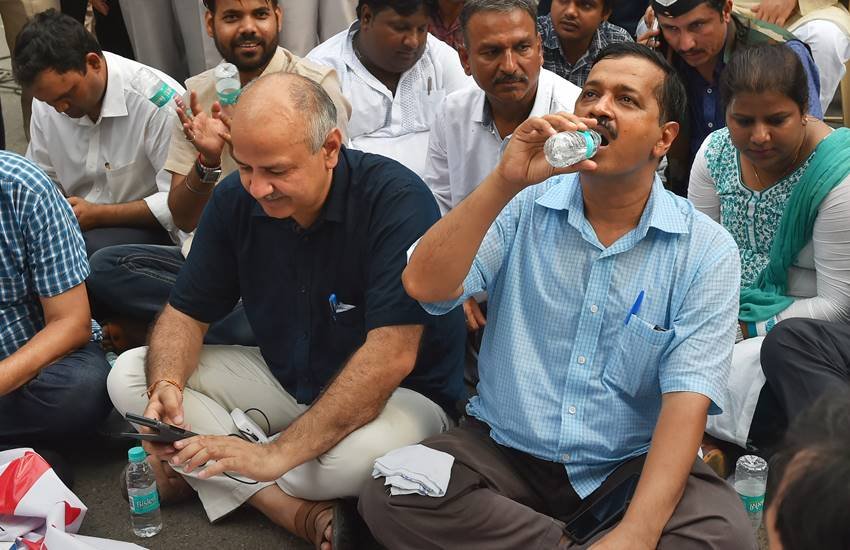 उप-राज्‍यपाल अनिल बैजल के आवास के बाहर धरने पर बैठे दिल्‍ली के मुख्‍यमंत्री अरविंद केजरीवाल (दाएं) और उप-मुख्‍यमंत्री मनीष सिसोदिया (Photo: PTI)