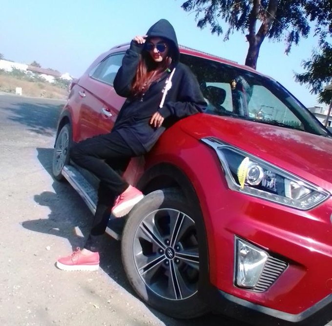 अस्मिता को महंगी कार-बाइक चलाने का भी शौक है। इसके अलावा वह तलवार और बंदूक जैसे खतरनाक हथियार चलाना भी पसंद करती है। (फोटो सोर्स- फेसबुक/Asmita Baa Gohil)