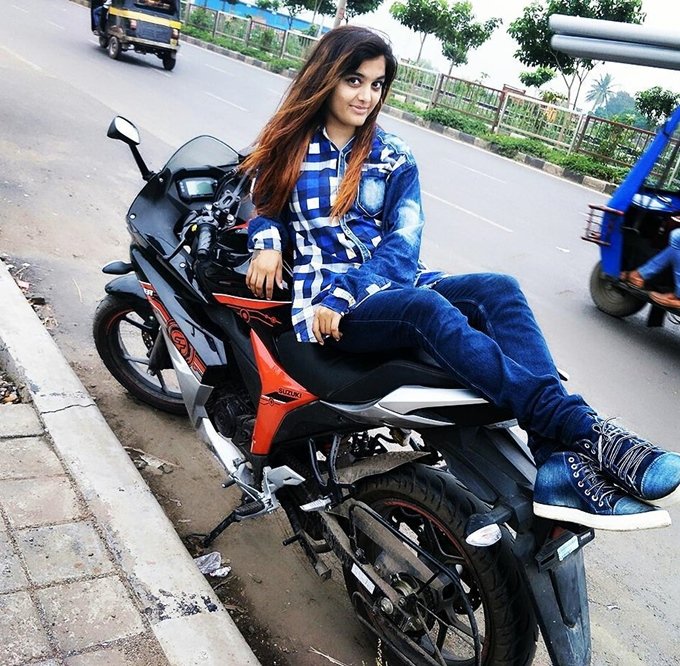इससे पहले भी अस्मिता और उसके दोस्त को लोगों को डराने धमकाने की वजह से गिरफ्तार किया गया था, लेकिन कुछ ही दिनों बाद उसे बेल मिल गई थी। (फोटो सोर्स- फेसबुक/Asmita Baa Gohil)