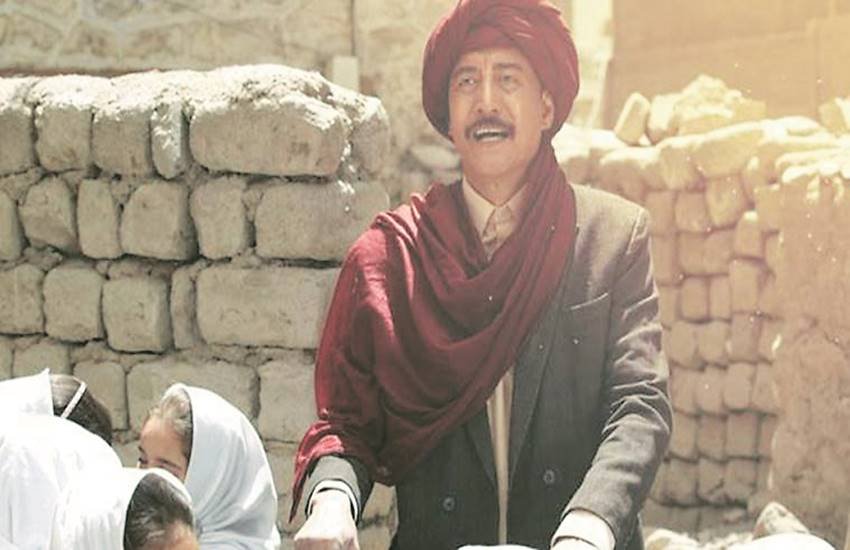 रवींद्रनाथ ठाकुर की मशहूर कहानी ‘काबुलीवाला’ पर आधारित यह फिल्म आज के जमाने के मुताबिक ढाली गई है।